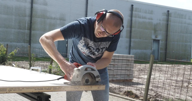 De ce să ţii cont atunci când vrei să cumperi cel mai bun fierăstrău electric