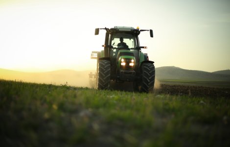 Protest în centrul Chișinăului! Un agricultor a arat spațiul verde