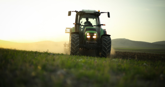 Protest în centrul Chișinăului! Un agricultor a arat spațiul verde