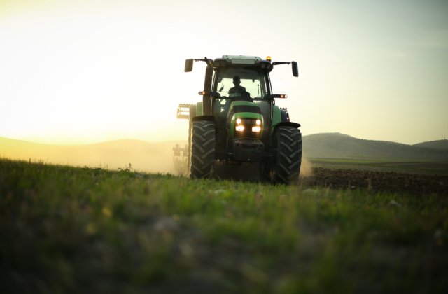 Protest în centrul Chișinăului! Un agricultor a arat spațiul verde din cauza unor nemulțumiri politice