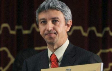 Dan Diaconescu si-a donat butonii de 300 de euro