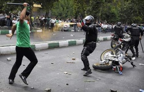 Proteste anti-Ahmadinejad. S-au auzit din nou focuri de arma la Teheran