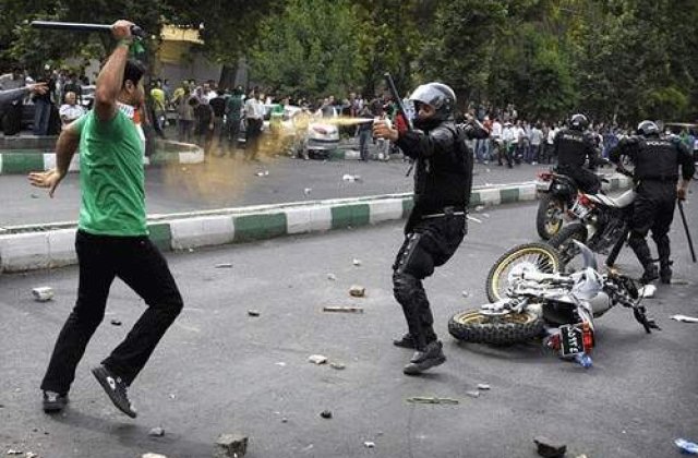 Proteste anti-Ahmadinejad. S-au auzit din nou focuri de arma la Teheran