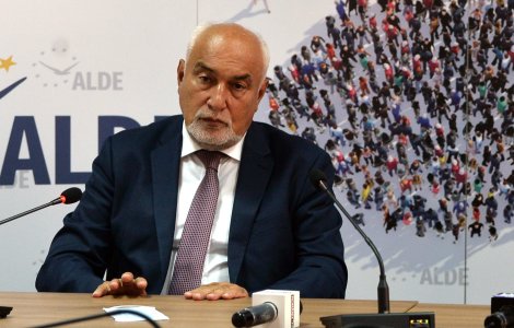 Vosganian: Comuniștii erau mici copii față de propaganda prilejuită de Covid