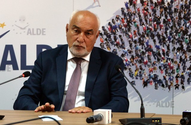 Varujan Vosganian: &bdquo;Comuniștii erau mici copii față de festivismul și propaganda prilejuite de lupta anti-Covid&rdquo;