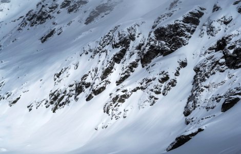 Risc însemnat de avalanșe la Bâlea Lac, unde zăpada măsoară 77 de centimetri