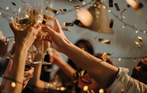 Cum sărbătorim Revelionul în familie fără a încălca normele de siguranță