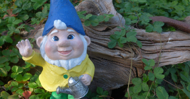 VIDEO 4.100 de pachete de ţigări de contrabandă ascunse în pitici de grădină