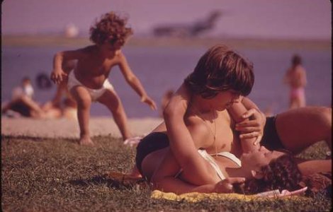 Studiu: Parintii le povestesc copiilor despre sex prea tarziu