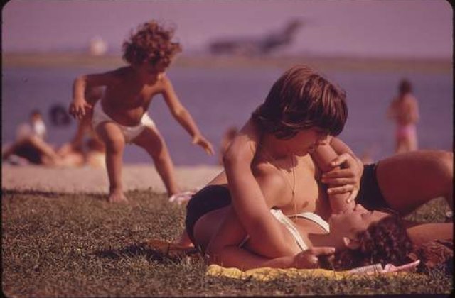 Studiu: Parintii le povestesc copiilor despre sex prea tarziu