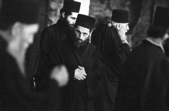 Becali a chemat calugari de la Athos la inchisoare