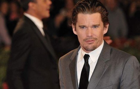 Ethan Hawke ridica in slavi buzele Angelinei Jolie