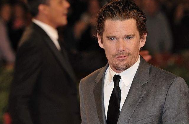 Ethan Hawke ridica in slavi buzele Angelinei Jolie