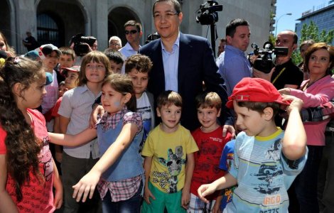 Guvernul copiilor reunit la Palatul Victoria a aprobat o vacanta de vara de patru luni