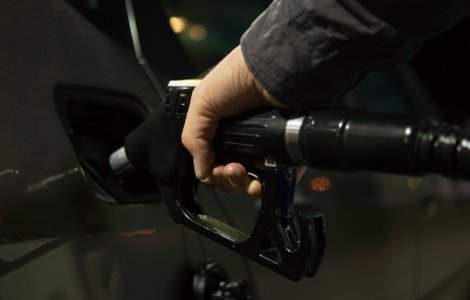 Benzina și motorina se scumpesc începând cu 1 ianuarie 2021