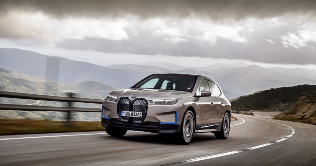 Șeful BMW anunță creșterea producției de vehicule electrificate: “Una din cinci mașini vândute în 2023 va fi electrică sau hibridă”