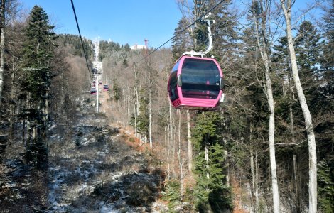 Aglomerație pe pârtiile din Sinaia. Turiștii au stat la coadă la telegondolă