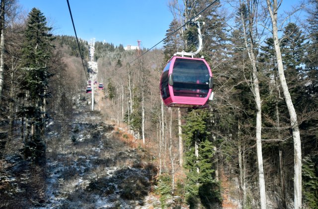 Aglomerație pe pârtiile din Sinaia. Turiștii au stat la coadă la telegondolă