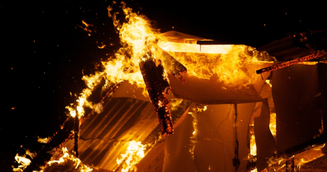 O femeie a fost găsită moartă în casă, după o explozie urmată de un incendiu