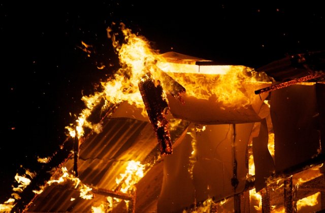 O femeie din C&acirc;mpia Turzii a fost găsită moartă &icirc;n casă. &Icirc;n locuință a avut loc o explozie, urmată de incendiu