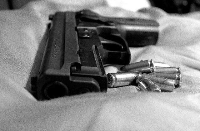 Pitesti: Un barbat, impuscat de 6 ori in fata blocului in care locuia