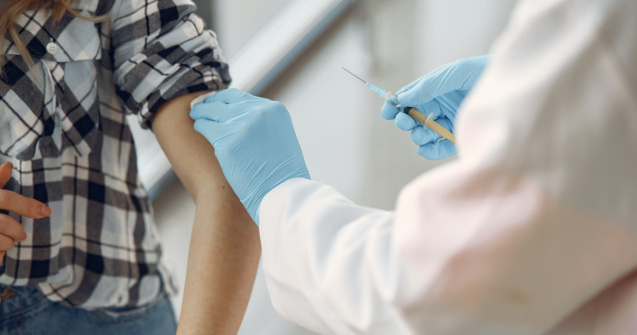 OMS recomandă amânarea administrării celei de-a doua doze de vaccin