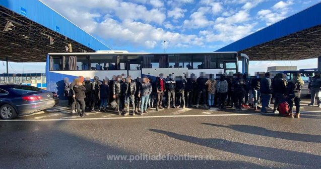 Camion cu 68 de migranţi, ascunşi printre mărfuri, oprit la Vama Nădlac