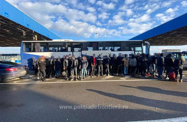Un camion cu 68 de migranţi, ascunşi printre mărfuri, a fost oprit la Vama Nădlac