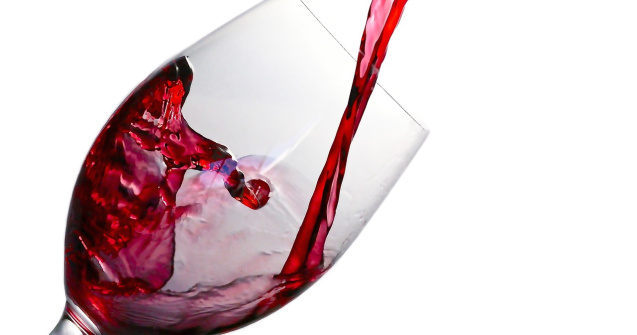  Top  4 metode simple și rapide pentru a scoate petele de vin roșu de pe haine