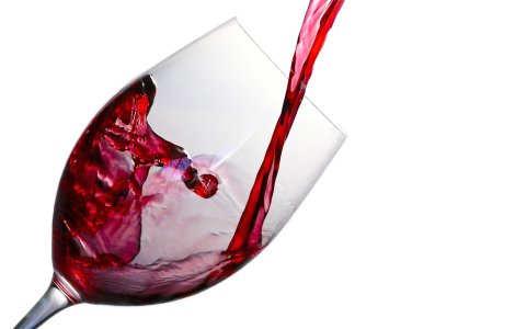 Top  4 metode simple și rapide pentru a scoate petele de vin roșu de pe haine