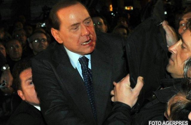 [VIDEO] Berlusconi, lovit in plina figura la un miting electoral