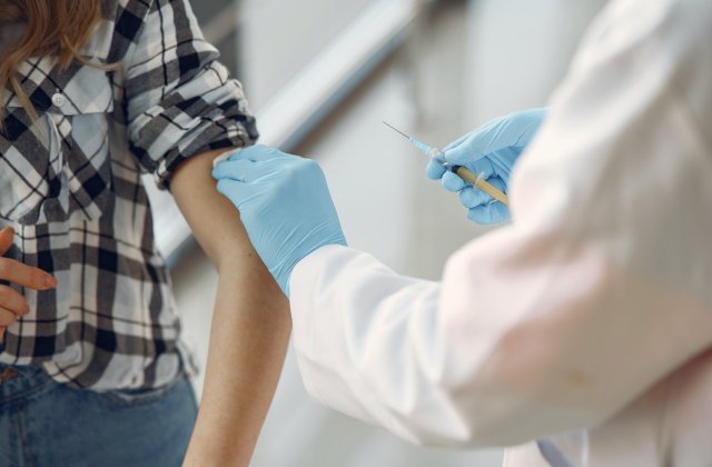 Guvernul va adopta o OUG pentru plata personalului medical care vaccinează anti-COVID