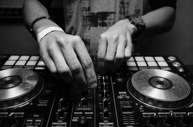 DJ-ul francez Pascal di Fazio a fost găsit mort &icirc;ntr-o cameră de hotel din Pitești