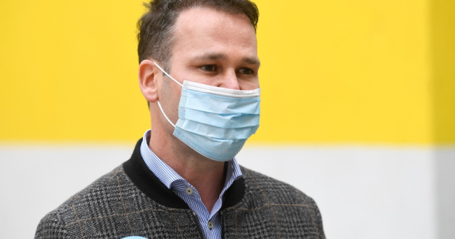 Scaune, saltele și ambalaje de mari dimensiuni sunt aruncate pe străzile Sectorului 3