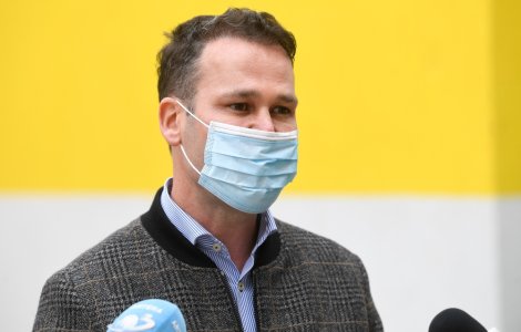 Scaune, saltele și ambalaje de mari dimensiuni sunt aruncate pe străzile Sectorului 3