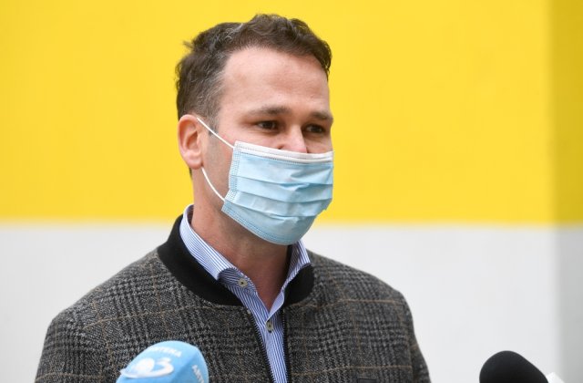 Scaune, saltele și ambalaje de mari dimensiuni sunt aruncate pe străzile Sectorului 3