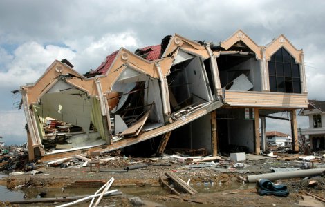 VIDEO Indonezia: Cel puţin trei persoane şi-au pierdut viaţa într-un cutremur