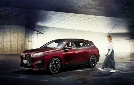 BMW prezintă tehnologia Digital Key Plus: poți să descui și să pornești mașina fără să scoți iPhone-ul din buzunar