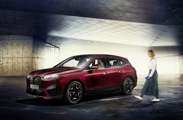 BMW prezintă tehnologia Digital Key Plus: poți să descui și să pornești mașina fără să scoți iPhone-ul din buzunar