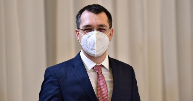 Ministrul Voiculescu a anunțat că și-a programat părinții pentru vaccinare