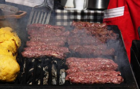 Mici cu salmonella, distribuiti in jumatate de tara