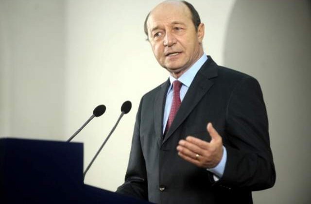 Basescu: Revizuirea actuala a Constitutiei, un risc de blocare a statului