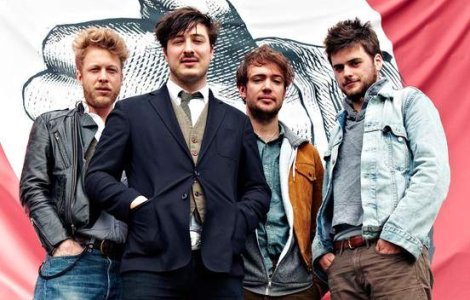 Basistul trupei Mumford & Sons, spitalizat de urgenta