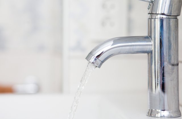 Zeci de blocuri din București au rămas fără apă caldă și căldură în urma unor avarii