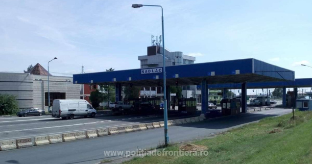 Poliţiştii de frontieră arădeni au prins 18 migranţi ascunşi în camioane