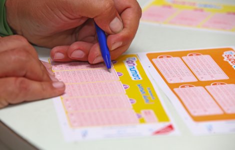 O bătrână a câștigat la loto peste un milion de lei și o mașină