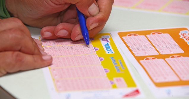 O bătrână a câștigat la loto peste un milion de lei și o mașină