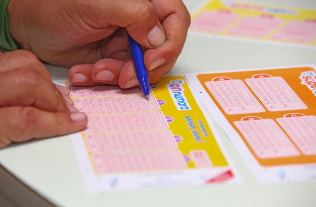 O bătrână a câștigat la loto peste un milion de lei și o mașină