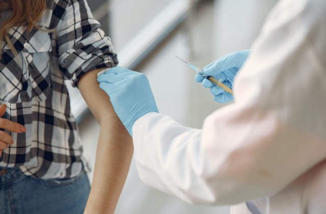 Directorul OMS solicită țărilor și producătorilor să distribuie mai echitabil dozele de vaccin