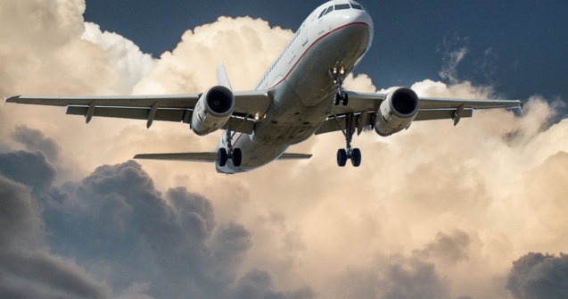 Blue Air lansează o campanie în care poți cumpăra 2 bilete la preț de unul